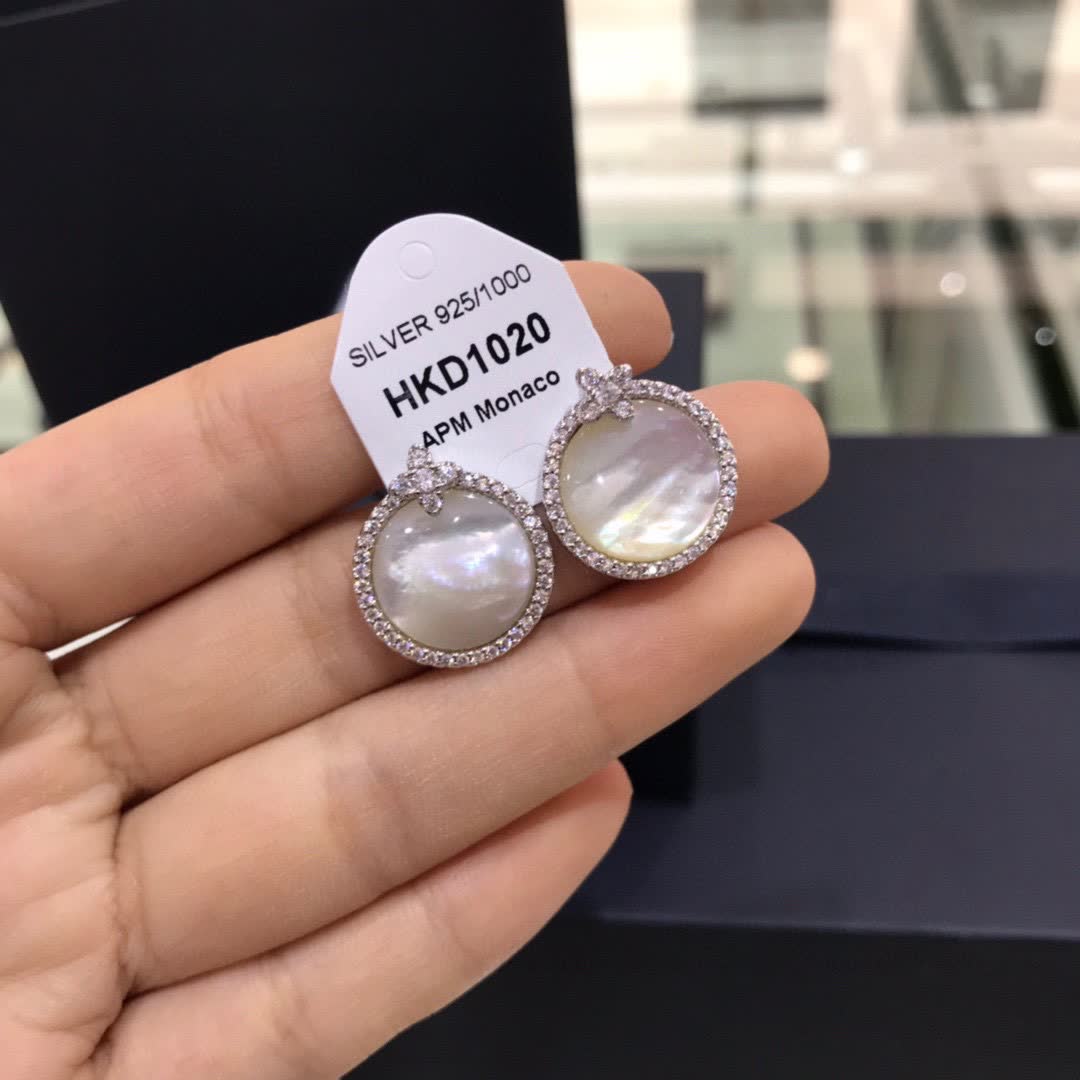 Van Cleef & Arpels Elegant White Pearl Stud Earrings with Diamond Accents